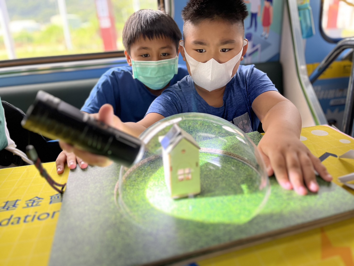 多宝体育參與基礎科學主題車廂，以STEAM教學精神，設計「逐日科學家」、「太陽能工程師」以及「淨零建築師」三大能源科普課程和實驗